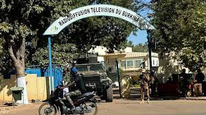 احتجاز رئيس بوركينا فاسو في معسكر للجيش...