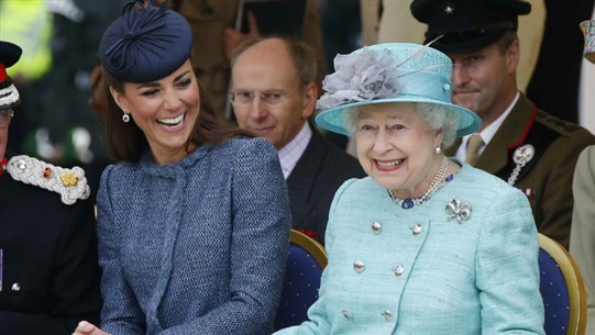 الملكة إليزابيث تكرّم كيت ميدلتون وتدخلها التاريخ