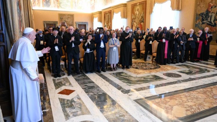 البابا فرنسيس يستقبل المشاركين في الجمعية العامة للأعمال الحبرية الرسولية