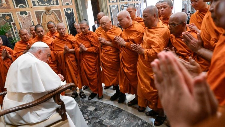 البابا فرنسيس يستقبل وفدًا من الرهبان البوذيين التايلانديين