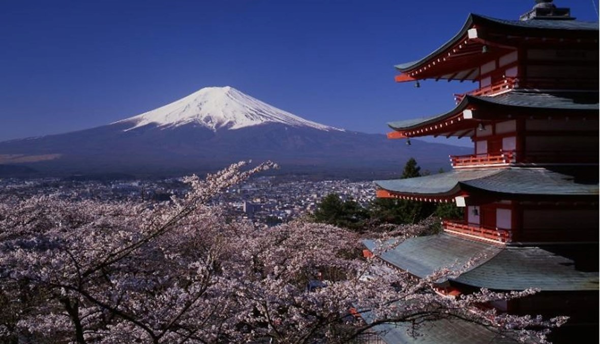اليابان... ثقوب في شبكة عالية تم تركيبها لحجب منظر جبل ‏فوجي