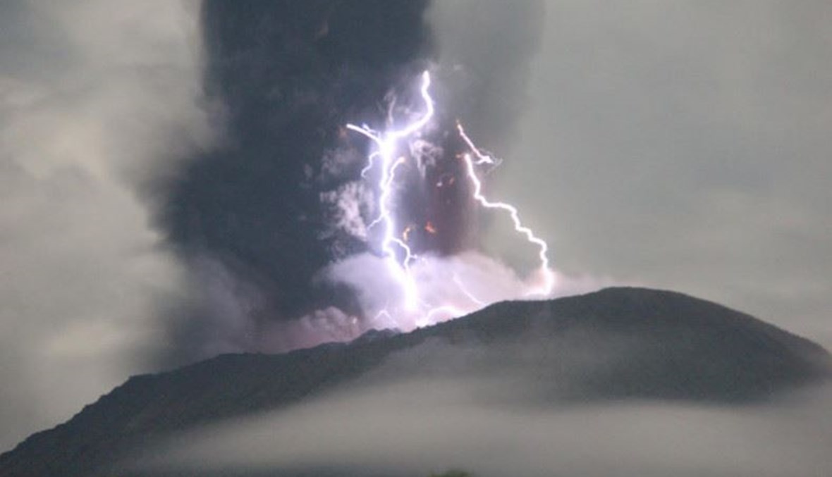 ثوران بركان جبل إيبو في إندونيسيا وتحذير من فيضانات وحمم باردة (صور)