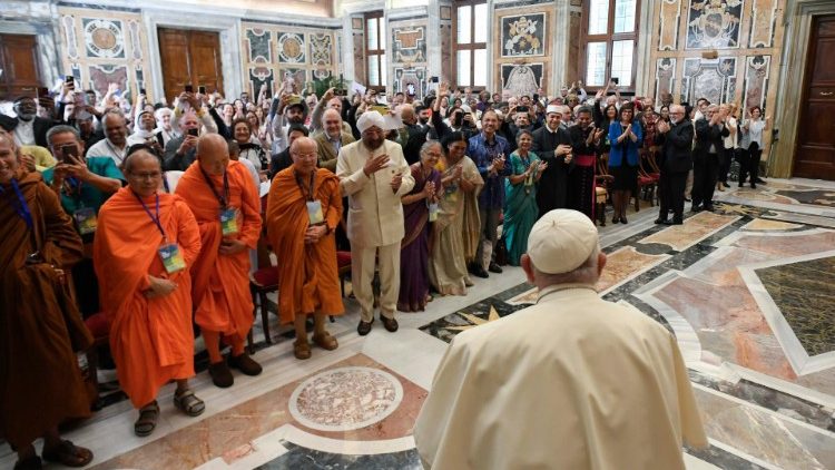 البابا فرنسيس يستقبل المشاركين في مؤتمر بين الأديان لحركة فوكولاري