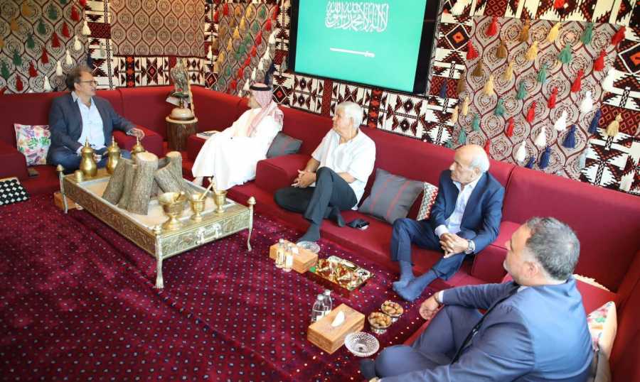 شبلي ملاط محاوراً السفير السعودي مع فريق من اهل العلم بخاري: تقدم حثيث على طريق رئيس التسوية